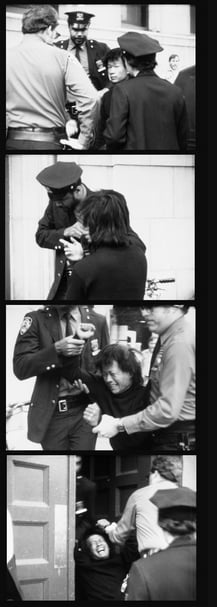 謝德慶的《一年行為表演：1981－1982》，簡稱《戶外》（Outdoor Piece），圖為他「正被逮捕」之攝影紀錄。（攝錄／Claire Fergusson，©謝德慶）