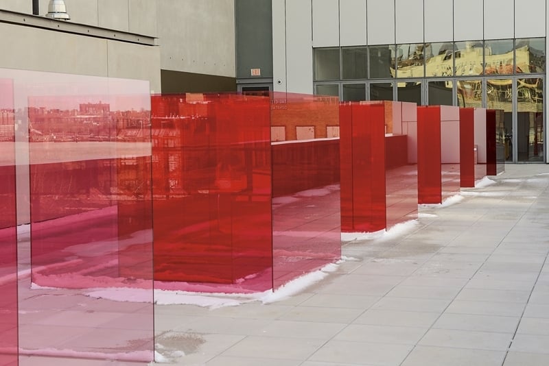 貝爾（Larry Bell）作品《Pacific Red II》展出一景。Whitney Biennial 2017, Whitney Museum of American Art, New York, March 17-June 11, 2017. Collection of the artist; courtesy Hauser Wirth & Schimmel, Los Angeles. Photo by Matthew Carasella.