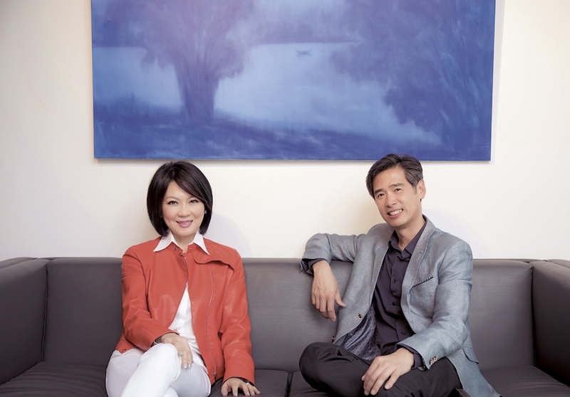李明維（右）與富邦金控與富邦藝術基金會執行長翁美慧的合照。