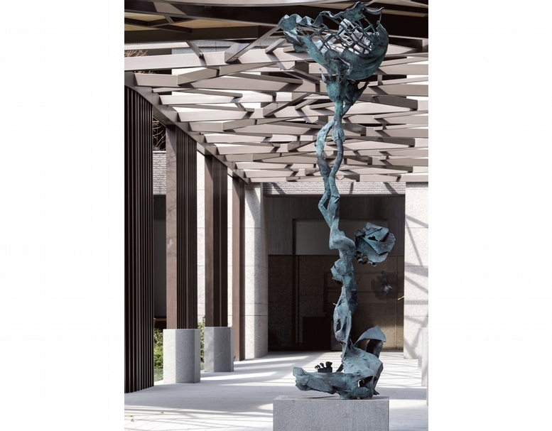 李光裕《一線天》.銅.150×100×310 cm.2016。圖|采泥藝術