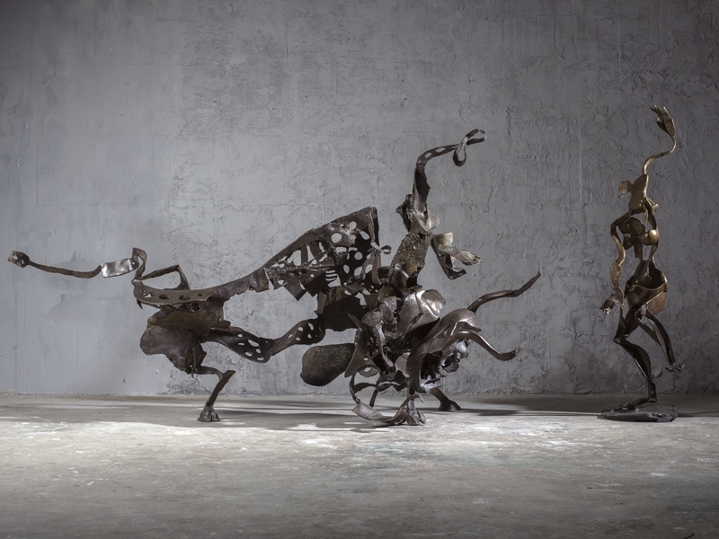 李光裕《鬥牛系列》:《機智的鬥牛士》與《格蘭納達》.銅.245×122×129 cm/32×26×157cm.2016。圖|采泥藝術