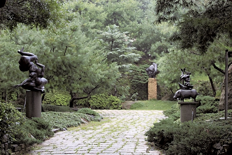 李光裕細心打理他的雕塑花園,這裡是他創作生命的心血結晶。圖|采泥藝術