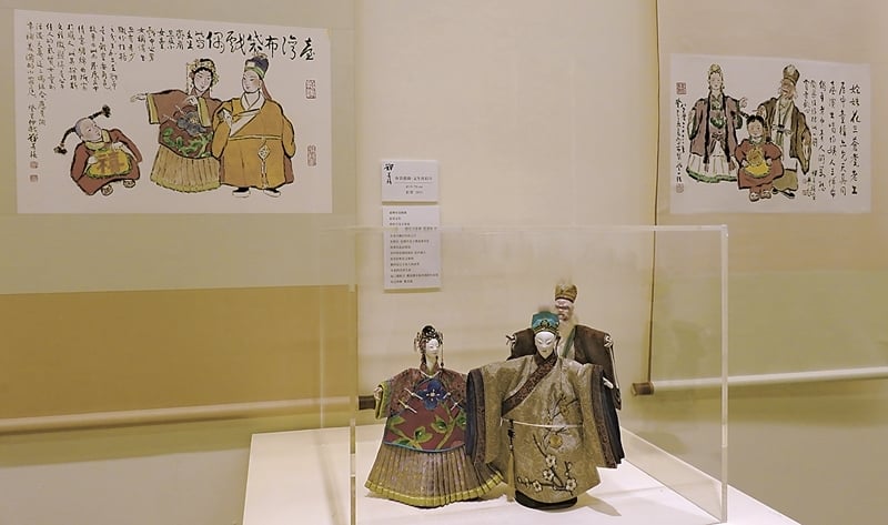 鄭善禧2013年創作布袋戲偶繪畫。攝影╱藍玉琦。