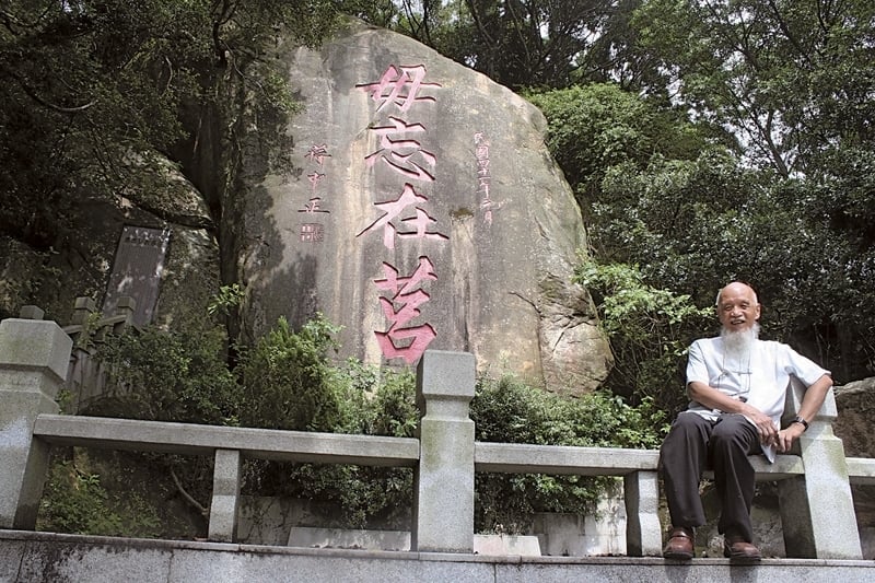 鄭善禧於金門太武山，其2014、2015年間二度造訪金門，創作多幅精彩畫作。圖／聞名畫廊