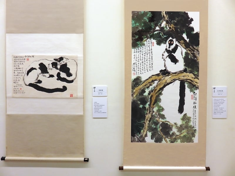 鄭善禧1988年作〈一雙狐猴〉，35×68.8公分；2015年作〈白頸狐猴〉，136 ×69.8公分。攝影╱藍玉琦。