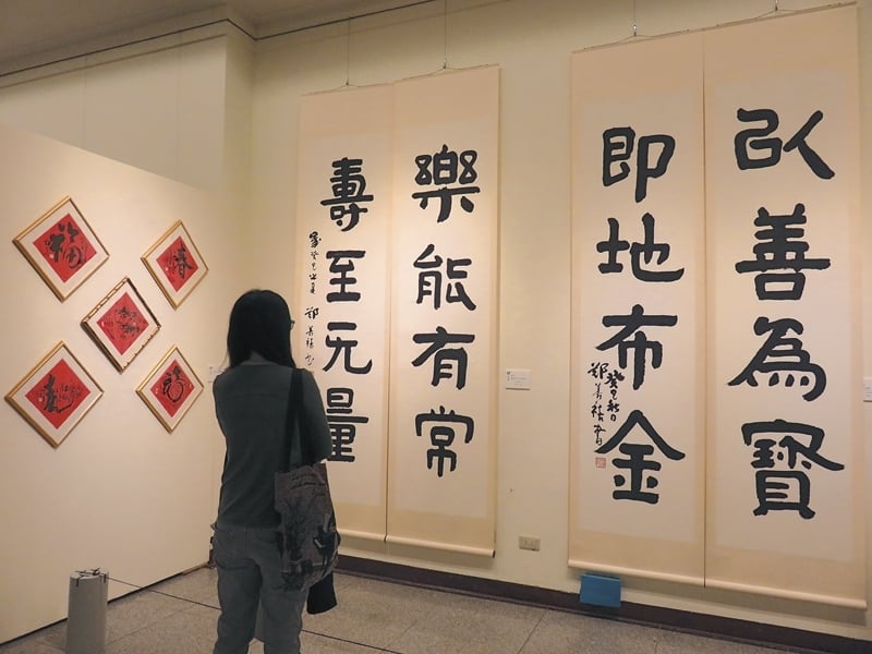 鄭善禧書作樸實大氣，隸書對聯為240×60公分×2。攝影╱藍玉琦。