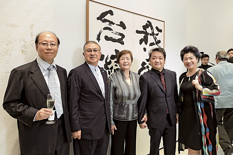 白石畫廊台北空間「我愛台灣」開幕展，與會貴賓合影。（白石畫廊提供）