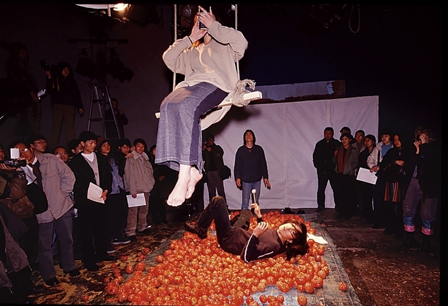 2001年3月「後感性」系列展的第二場「後感性：狂歡」展覽現場。（亞洲藝術文獻庫提供，版權屬於攝影者、藝術家）