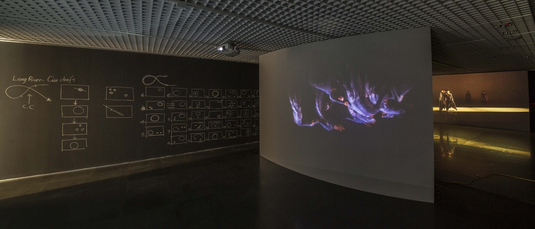 第13屆台新藝術獎大展，圖為林文中舞團《長河》展場一景。（台新銀行文化藝術基金會提供）