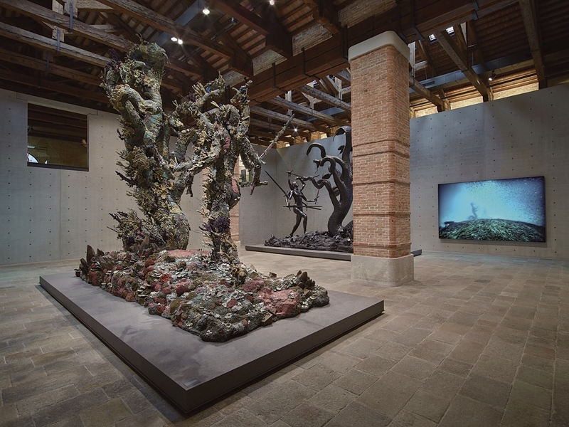 Hydra and Kali在展於Punta della Dogana中。Captions for Damien Hirst in Venice