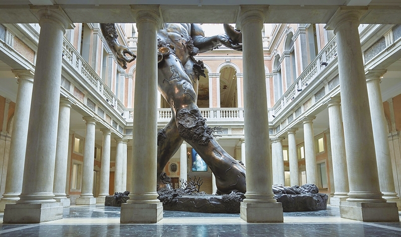 Demon with Bowl（Palazzo Grassi中庭）。Captions for Damien Hirst in Venice