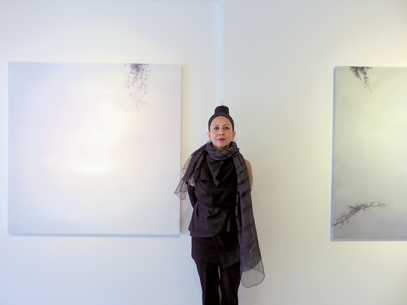 正藝美學空間個展，林安琪（Angela Lyn）與其作品合影。攝影／陳意華