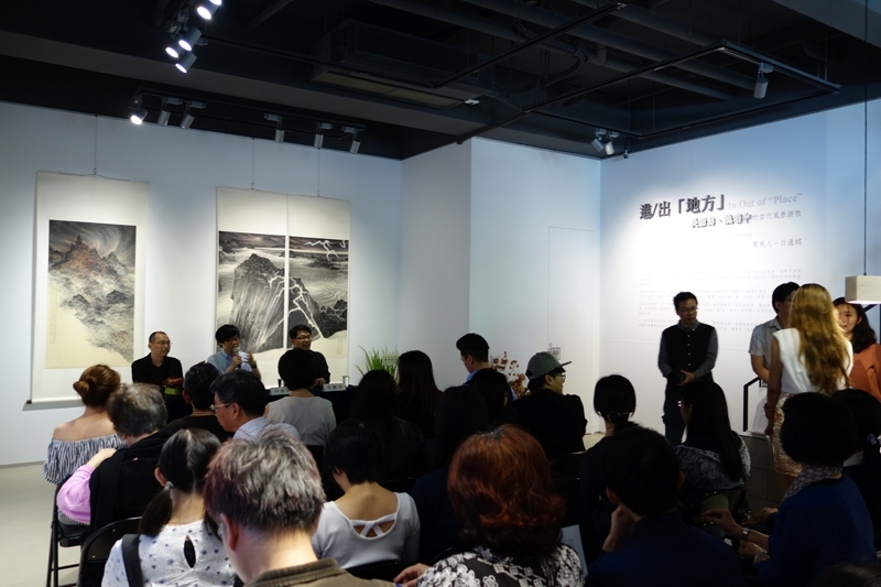 吳繼濤、姚瑞中於大觀藝術空間的座談會現場。台前左至右:藝術家姚瑞中、策展人白適銘、藝術家吳繼濤。攝影/游如伶