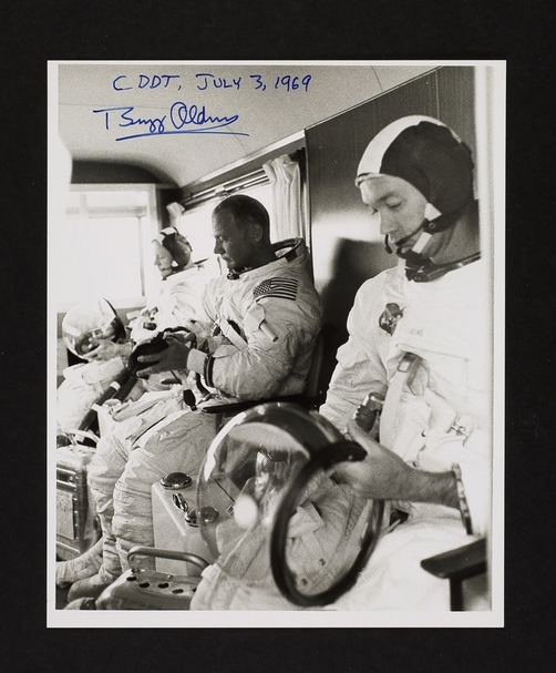 阿波羅十一號太空人在倒數模擬測試後神態自若。（蘇富比提供）