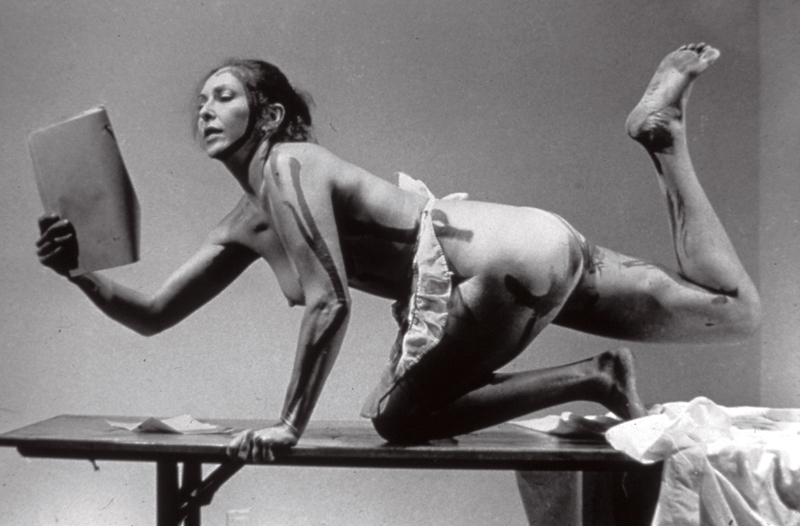 卡洛琳．史尼曼1975年的《內在卷軸》（Interior Scroll）表演。（Courtesy: Carolina Nitsch Contemporary Art, New York）