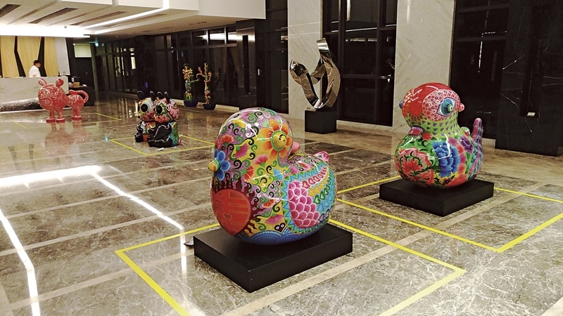 富源牡丹凰居的「藝想天開：洪易藝術展」。圖｜名冠藝術館