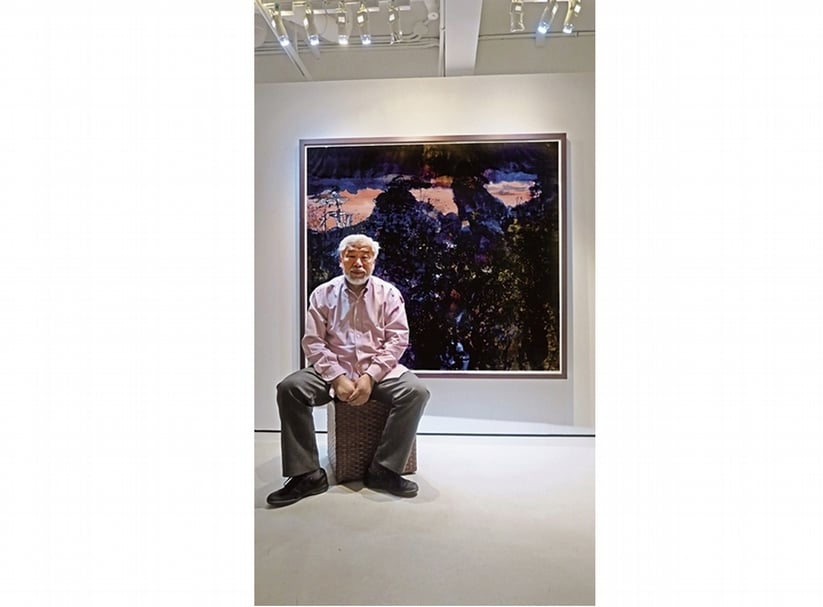 藝術家洪凌與作品《冥然歸隱15》.水墨紙本.144.5×160 cm.2016 - 2017。(攝影/楊椀茹)