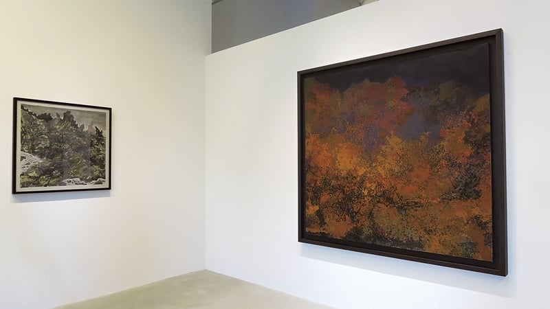 展場一景,右為油畫作品《溶秋》、左為水墨作品《冥然歸隱11》,以迥然不同之氣韻表現自然之美。(攝影/楊椀茹)