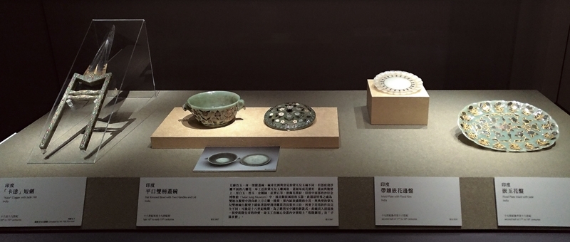 印度玉器有著華麗的裝飾風格，左起：〈「卡達」短劍〉、〈平口雙柄蓋碗〉、〈帶鑲嵌花邊盤〉、〈嵌玉花盤〉。攝影︱林容伊