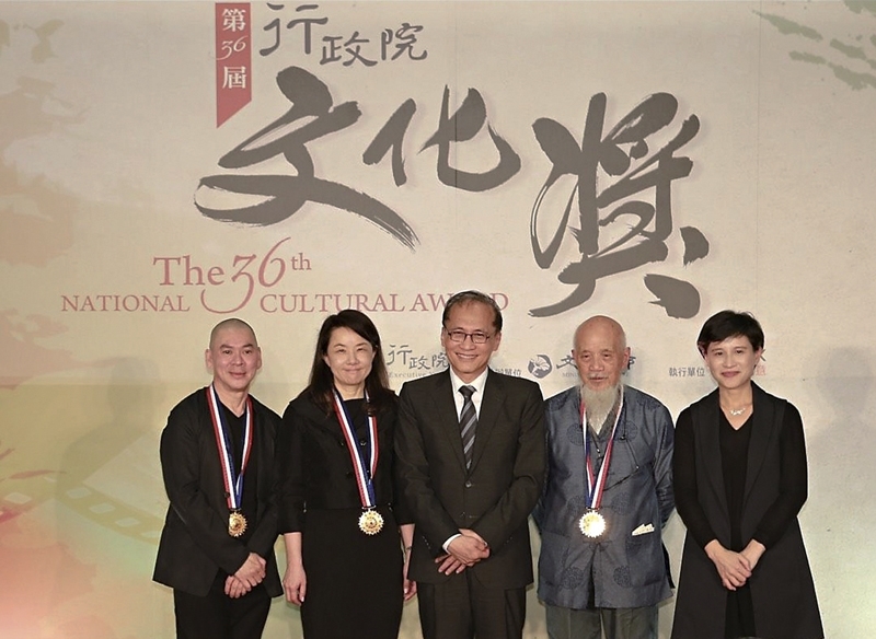 第36屆行政院文化獎由行政院長林全（中）頒發，得獎者劉國松由其女劉令徽代表（左二）、鄭善禧（右二）、蔡明亮（左一），與文化部長鄭麗君合影。圖／行政院文化部。