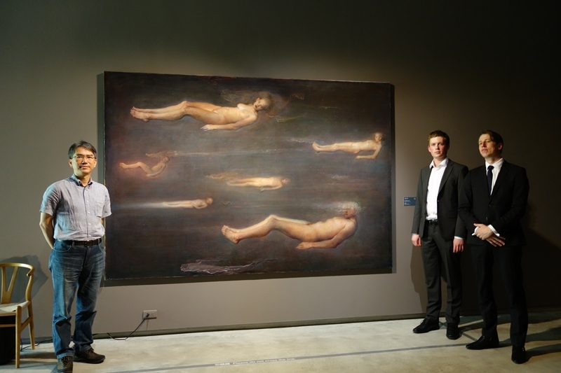 奧德.納德盧姆(Odd Nerdrum)亞洲首展「渾沌之界」現場,左至右:毓繡美術館館長李足新、藝術家之子Öde Spildo、Booth Gallery負責人Casey Gleghorn。牆上作品:奧德.納德盧姆《渾沌之界》。攝影|游如伶