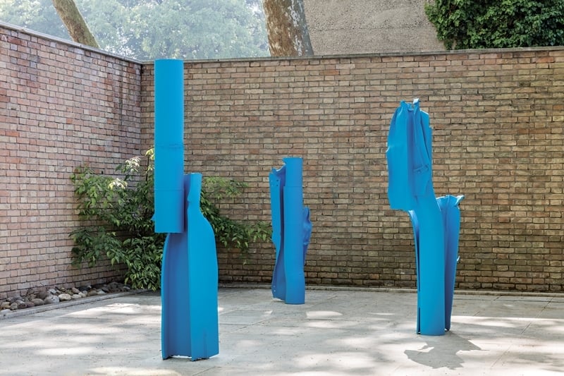 瑞士館「威尼斯女人」（Women of Venice）的主題取自雕塑家賈克梅第（Alberto Giacometti）的同名作品，並以其為展覽主軸。如錄像作品描述的女主角是被遺忘的美國雕塑家梅奧（Flora Mayo），為賈克梅第在巴黎讀書時的情人；而七件散落在庭院裡的雕塑作品，則是柏夫（Carol Bove）以賈克梅第的作品風格為參照，表現柏夫對人體不同的詮釋。（Courtesy of the artist, David Zwirner New York/London, Maccarone N