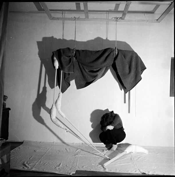 布拉特蘇（Geta Brătescu）於1974年的創作《No to Violence!》。（Photo by Mihai Brătescu, Courtesy of the artist）