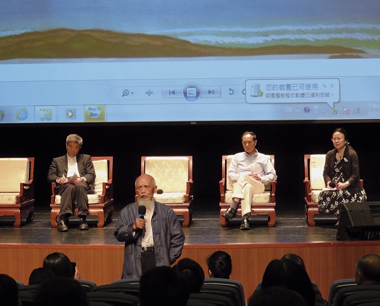 鄭善禧（站立者）與主持人謝小韞（右）、與談人林柏亭（右二）、王壽來留影。攝影︱張筠
