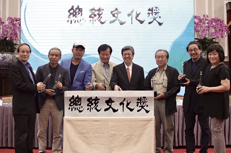 5月15日，第九屆總統文化獎徵件起跑。副會長陳建仁（右四）、江春男（左四），與獎座設計者蕭青陽（左三），及各獎項召集人：「文化耕耘獎」召集人張照堂（右三）、「人道奉獻獎」吳念真（左二）、「青年創意獎」詹偉雄（右二）、「在地希望獎」陳其南（左一）、「社會改革獎」紀惠容（右一）合影。圖︱中華文化總會