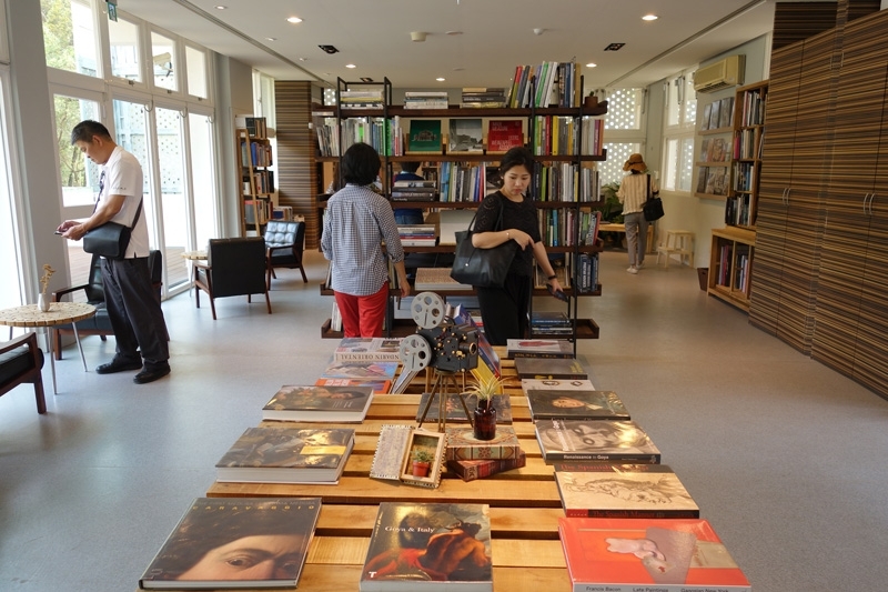 毓繡美術館所經營的藝術圖書館，以美術、攝影和建築類的外文圖書為主，書源來自結束營業的亞典書店。攝影｜游如伶