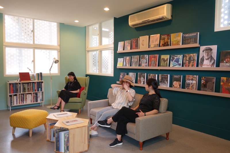 毓繡美術館所經營的藝術圖書館，以美術、攝影和建築類的外文圖書為主，書源來自結束營業的亞典書店。攝影｜游如伶
