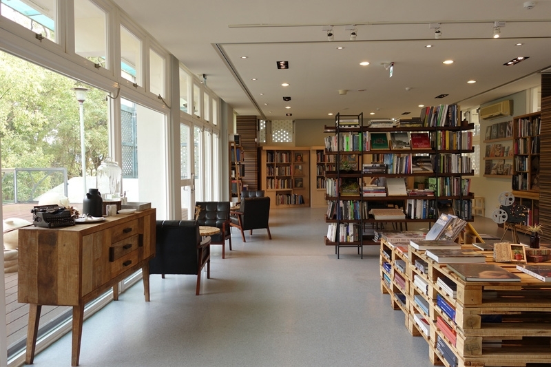 毓繡美術館所經營的藝術圖書館，以美術、攝影和建築類的外文圖書為主，書源來自結束營業的亞典書店。攝影｜游如伶
