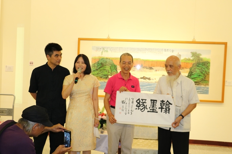鄭善禧（右一）和聽眾分享墨寶〈翰墨緣〉，「翰墨因緣」意在書中，現場氣氛溫馨歡喜。左為策展人林素蓮和張勝浪。圖∣聞名畫廊