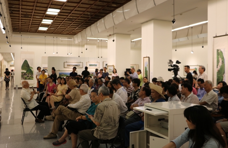 「鄭善禧的彩墨視界」閉幕會談，展廳座位爆滿，場面熱烈。圖∣聞名畫廊