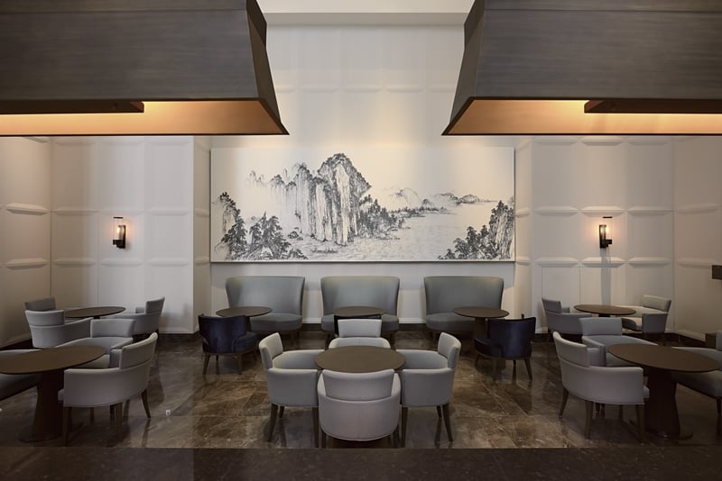Lobby Lounge有一幅壯麗的「蚊釘」壁畫，將東方山水意境融入西方現代空間。陳浚豪《赤壁圖》．蚊釘、帆布．208×560cm。圖｜萬豪酒店