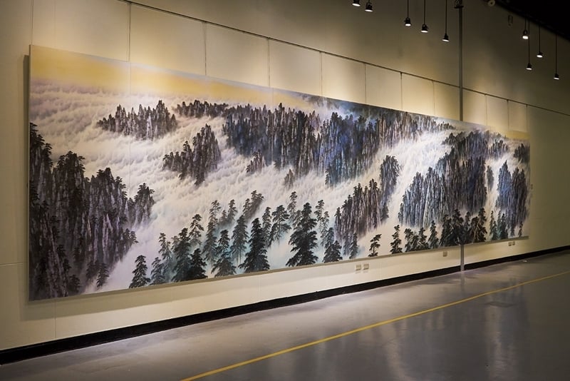周錫珽2014年作〈晨曦〉11連屏，218×1056公分，雲湧山林，氣象宏闊千里。圖／林慧貞提供。