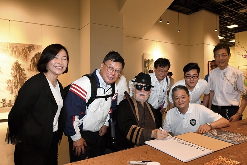 左起林慧貞、洪仁堡、李奇茂、盧瑞珽、周錫珽、周以禮、楊中明，歡喜合影留念。攝影／沈梓賢。