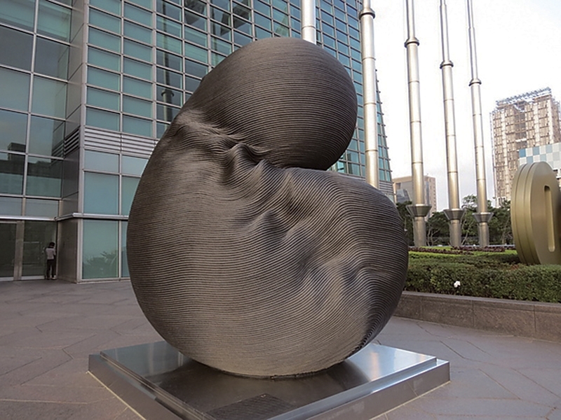 康木祥首件再生鋼纜作品《無限生命》．366×320×280 cm。台北101大樓前公共藝術為新文化地標。圖｜康木祥工作室