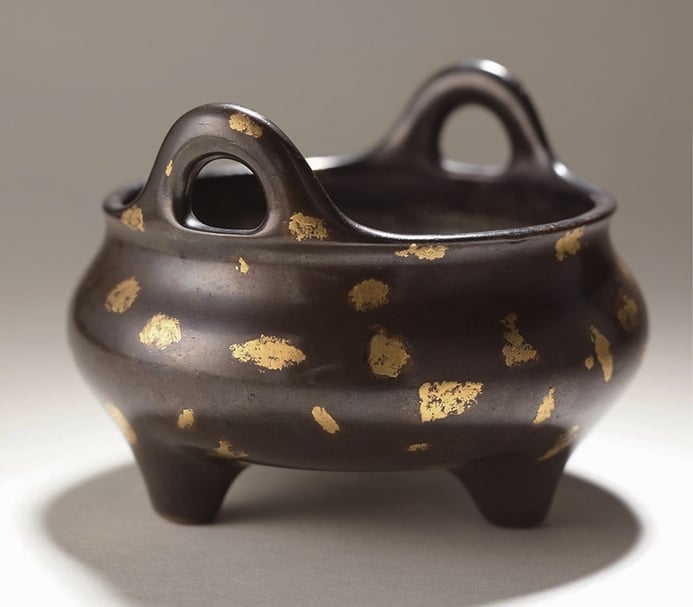 明崇禎〈沖天耳金片三足爐〉,為王世襄舊藏。北京匡時2010年秋拍拍品,成交價人民幣1512萬元。圖∣本刊資料室