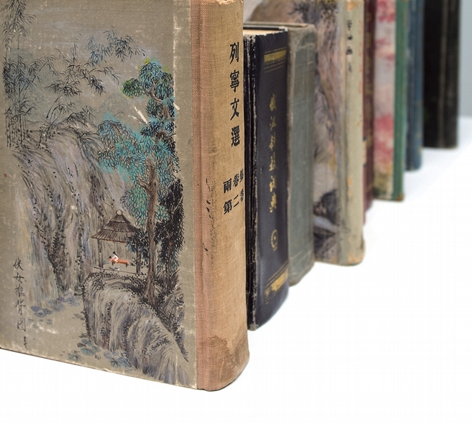 申亮《俠女推背圖》．丙烯、書本．21×14×5 cm．2015。圖｜大未來林舍畫廊．台北
