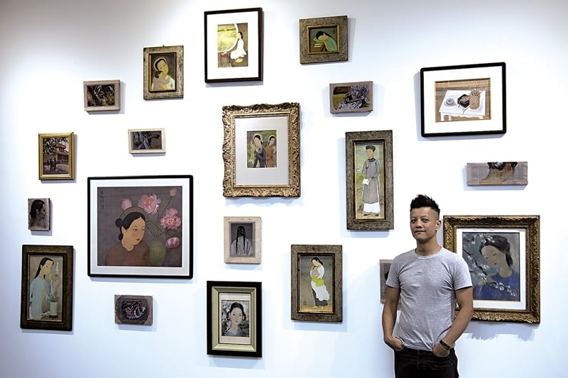 藝術家陳德良在「離境：陳德良與現代越南藝術的交織」展覽現場。圖｜德薩畫廊