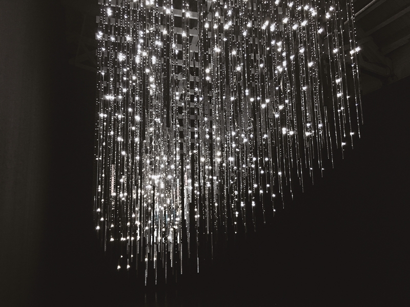 Leo Villareal《Ellipse》.LED,不鏽鋼.535.3×323.2×624.2 cm.2017。攝影|張馥