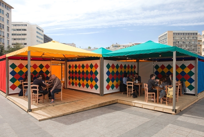 艾羅因（Rasheed Araeen）則在市政府前柯茲亞廣場（Kotzia Square）搭建了一座色彩繽紛的食堂。（©_Yiannis_Hadjiaslanis，卡塞爾文件展提供）