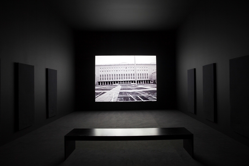 祖米卓斯基（Artur Zmijewski）的16釐米黑白影片《瞥見》。（©_Yiannis_Hadjiaslanis，卡塞爾文件展提供）