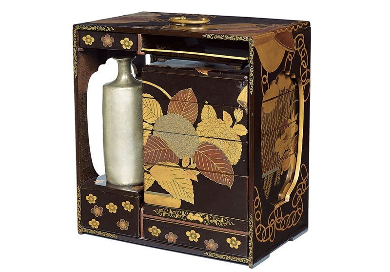 圖8 日本江戶時代18世紀〈蒔繪椿紫陽花紋提重〉，38×22×35.5公分，日本大和文華館藏。圖∣日本大和文華館