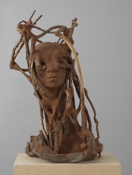 瓦格西・穆圖《The Sticks》red soil, paper pulp, wood, and wood glue．69.9×43.2×40.6 cm (sculpture) 114.3×46.4×33 cm (pedestal)．2016。Courtesy the artist, Lehmann Maupin, Hong Kong, and Gladstone Gallery, New York Photo: David Regen, NYC