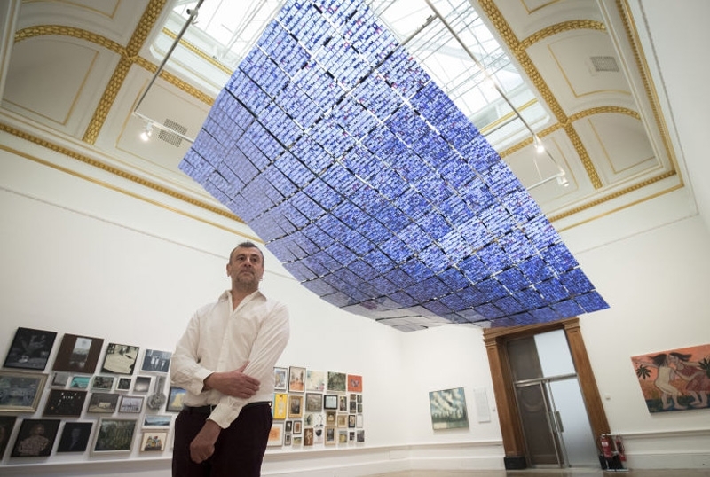 藝術家Kutlugù Ataman與其在2016年皇家藝術學院夏季展覽的作品《The Portrait of Sakõp Sabancõ》。圖片提供:Getty