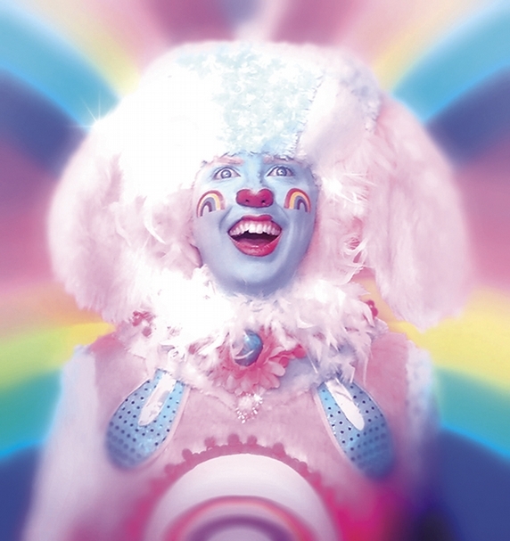 麥克林Rachel Maclean│飛越彩虹Over the Rainbow 錄像 42min 2013 Commissioned by The Banff Centre, Canada, as part of a 6-month Scottish Arts Council Residency 圖│忠泰美術館