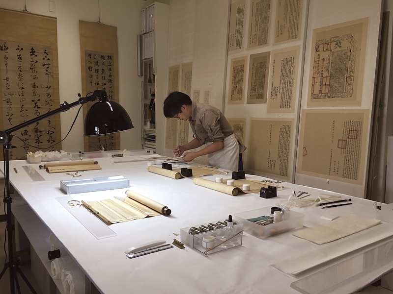 【文物醫美】「三間」范定甫提出觀察與建言：為台灣書畫修復把脈（上）