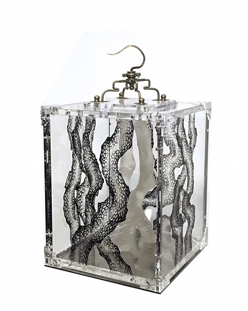 甘志強《伸延》．壓克力、不鏽鋼．36×22×22 cm．2012。圖｜大觀藝術空間
